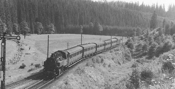 Wie in alten Zeiten sollen auch künftig wieder Züge nach Schönheide Süd fahren! (Foto: Einfahrt Schönheide Süd mit BR 86 im Jahre 1959) Foto: Günter Meyer