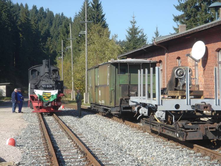 Und zu guter Letzt auch noch ein Gesamtüberblick über den Carlsfelder Bahnhof. Neben 99 606 steht 974-325, und neben diesem Packwagen der in Aufarbeitung befindliche SKL für die Regelspurstrecke Schönheide Ost - Muldenberg. Er muss nun in den Kleinlokschuppen Schönheide Süd umziehen. Foto: Holger Drosdeck